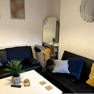 Whole House - Fast Wifi & Free Parking - Contractor Friendly By Irwell Stays