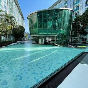 Stylish Condo With Blazing Fast Fiber Internet, Pool, Sauna, Steam Room, Gym - Guest Friendly
