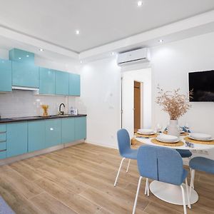 Florit Flats - The Port Avenue Apartment