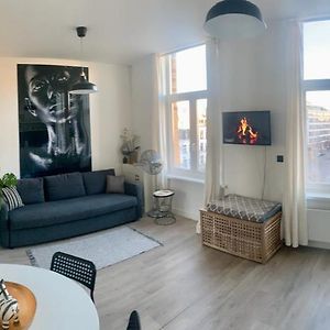 Sleep Inn - Black And White Modern Flat With Cityview