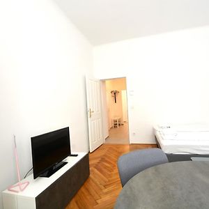 Universum Apartment 4