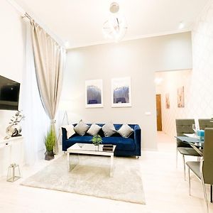 Downtown Deak-Ferris Wheel Luxury Home