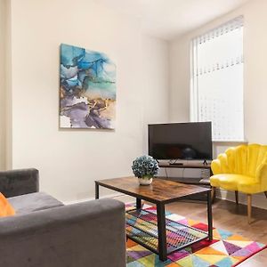 3-Bedroom Home In Liverpool L15 With Free Parking