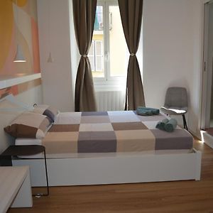 Studio Lit Queen-Size