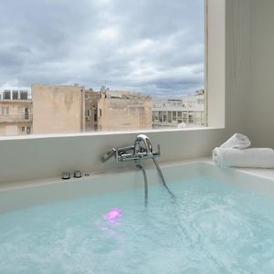 Dema's Luxury Suites (E8)