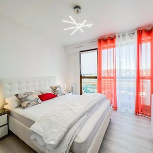 Studio Lit King-Size