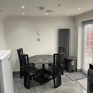 2 Bed House Sleeps 4-5