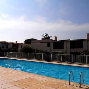 A 8 Mn A Pied Des Plages Appartement Avec Piscine Et Tennis