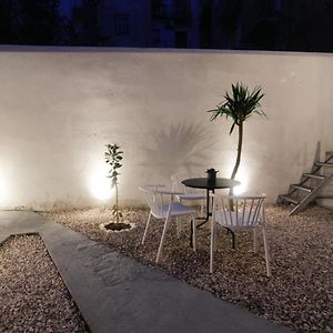 Patio Apartment Near Metro & Acropolis