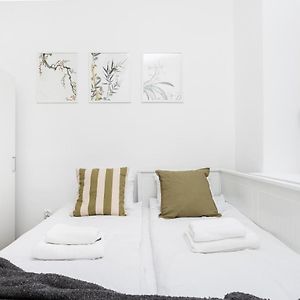 Bosacka Apartments X 1' Main Train & Bus Station - By Upstairs