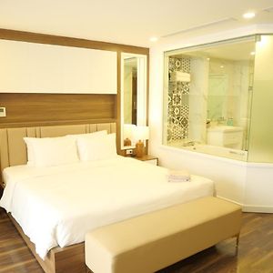 Studio Lit King-Size