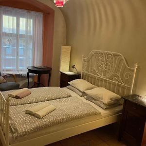 Rustic Ground Floor Apartment In Mala Strana