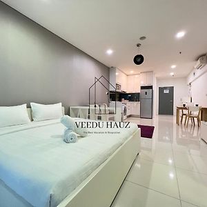 Studio Lit Queen-Size