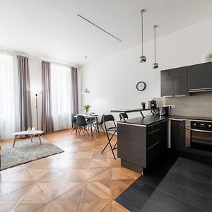 Exclusive Apartment Near Kafka'S Head