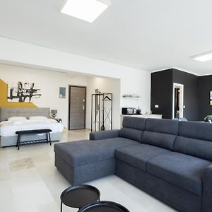 Hip And Fun Apt A