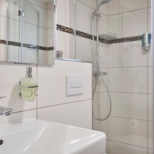 Chambre Budgétée Double au Sous-Sol