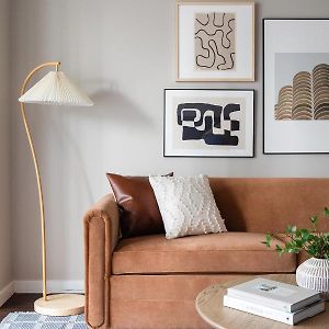 Studio Premium Lit Queen-Size