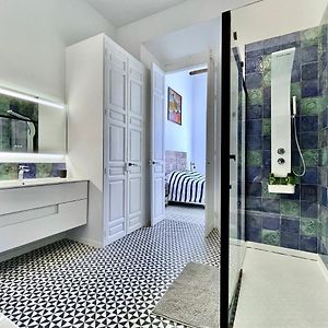 Picasso'S Deluxe Puerta Verde