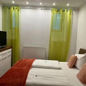 Studio Lit King-Size
