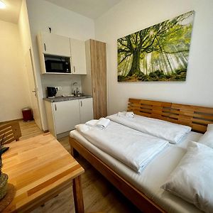 Studio Lit King-Size