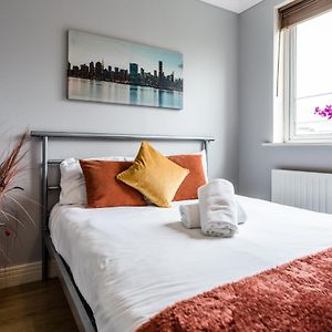 Waterside Stay - City Centre With Parking