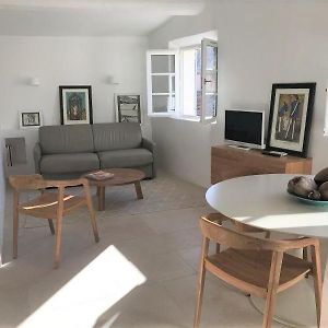 DEUX-PIECES - VIEUX VILLAGE - SUPERBE VUE SUR LES TOITS et PARKING