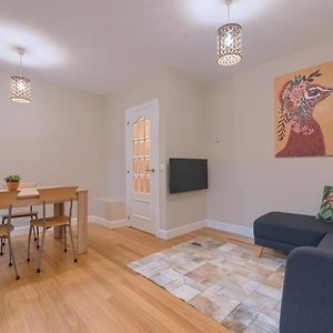 Vivienda Turistica Reformada En Zona Residencial Con Garaje Y Wifi