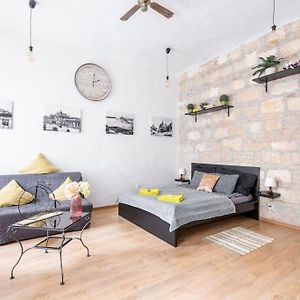 Vintage Style Cozy Downtown Apartment.