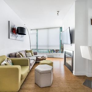 Bright 2 Bedroom Condo Downtown With Free Parking