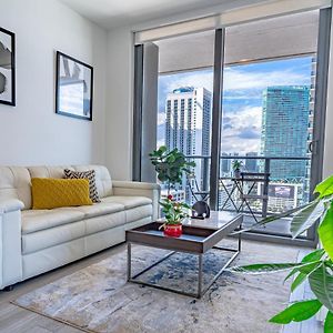 Luxurious 2-Bed Apartment With Breathtaking Bay Views!!
