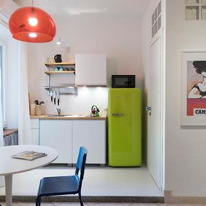 Xenia Apartments - Stylish Colorful Apt- Upbeat & Well-Connected Area