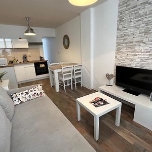 Grand studio cosy, chambre séparée, calme, proche centre avec wifi et parking