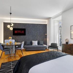 Studio Lit King-Size