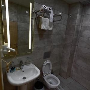 Chambre Budgétée Double au Sous-Sol