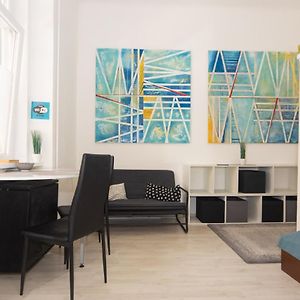 Cosy Studio Apartment With Airconditioner