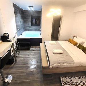 Fabilicious Suites - 2 Apartments- Romantic Jacuzzi & Spacious Family Comfort