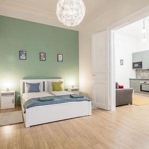 Stylish & Central 2Br Apartment