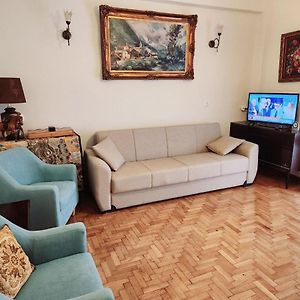 Vintage Apartment With Modern Amenities