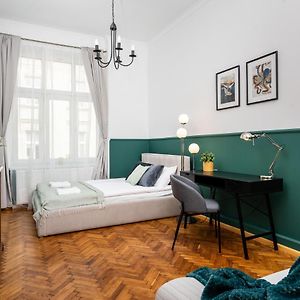Classy Old Town Apartment - By Upstairs