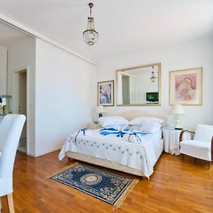 Blue Studio Apartment Next To The Beach