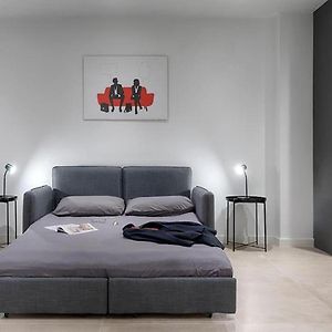 Studio Lit King-Size