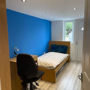One Bedroom In Spacious Bungalow, Free Parking & Private Entrance