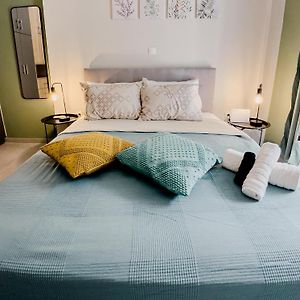 Metro Chic Haven: Modernized Urban Studio Near The Tram