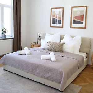 Bloom - Cozy Apartment, 5 Stops To City Center