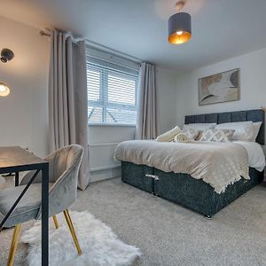 Spacious 4 Bedroom House W/Parking