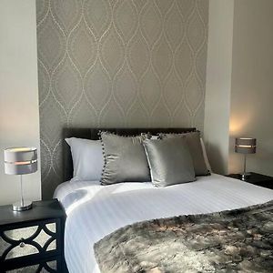 Large Five Bedroom Home With Parking, Sleeps 11!