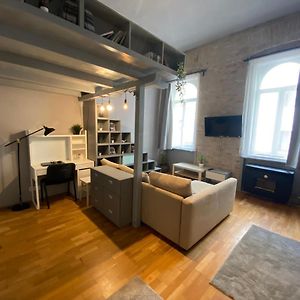 Studio Lit King-Size