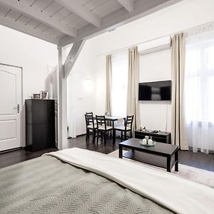 Charming Downtown Hideaway Steps From New York Cafe!