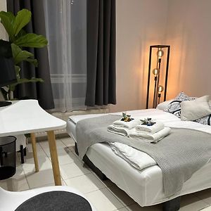 Bienvenidus - Self Service Accommodation - Unterkunft Zur Selbstversorgung - Das Messezimmer - Duesseldorf