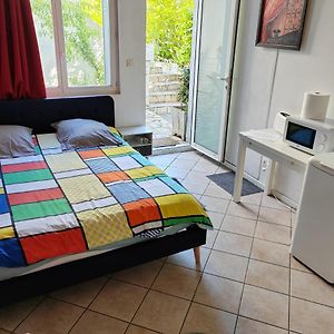 Chambre meublée indépendante, avec piscine, pour 2 personnes